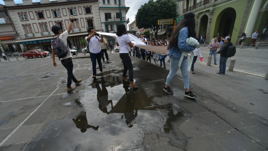 Alumnos de la Escuela Normal Veracruzana marcharon desde su centro de estudios hasta plaza Lerdo para exigir que el gobierno federal enplaze la reforma curricular a escuelas normales 2018.