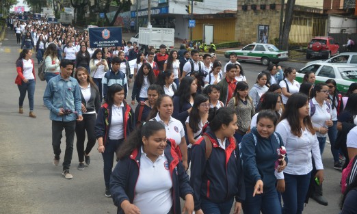 Alumnos de la Escuela Normal Veracruzana marcharon desde su centro de estudios hasta plaza Lerdo para exigir que el gobierno federal enplaze la reforma curricular a escuelas normales 2018.