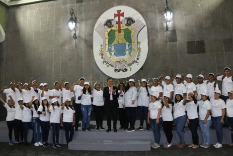 El gobernador Yunes Linares recibió en Palacio de Gobierno al segundo grupo de jóvenes que van al campamento en La Cartuja, o <em>Cartujaland</em> como empiezan a llamarlo los menores que ya sueñan con vivir esta experiencia. 