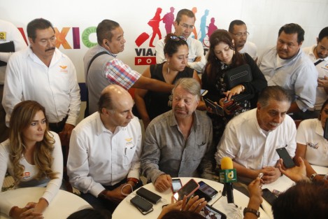Jorge Castañeda Gudman, coordinador de la estrategia de campaña de Ricardo Anaya Cortés,  Jesús Ortega, ex dirigente nacional del PRD, y Alejandro Chanona Burguette, dirigente nacional del Movimiento Ciudadano, se reunieron con candidatos de la coaliciòn Por Veracruz al Frente, para expresarle su apoyo de cara a la contienda electoral del pròximo 1 de Julio.  