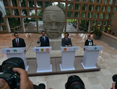 Los cuatro candidatos solo posaron para la foto ante los medios de información para luego pasar a otra área del museo, donde no hubo acceso a los medios.