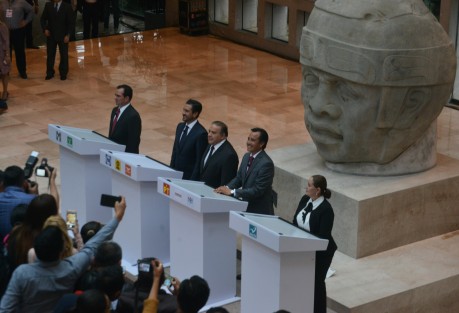 Los cuatro candidatos solo posaron para la foto ante los medios de información para luego pasar a otra área del museo, donde no hubo acceso a los medios.