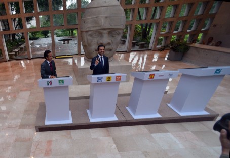 El toque chusco lo puso el candidato de Juntos haremos Historia, al colocarse en el sitio que correspondía al candidato Pepe Yunes Zorrilla. 