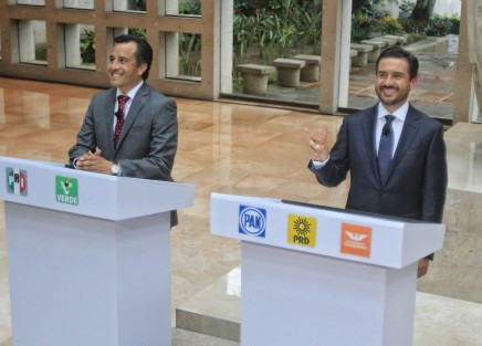 El toque chusco lo puso el candidato de Juntos haremos Historia, al colocarse en el sitio que correspondía al candidato Pepe Yunes Zorrilla. 