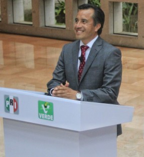 
El toque chusco lo puso el candidato de Juntos haremos Historia, al colocarse en el sitio que correspondía al candidato Pepe Yunes Zorrilla. 