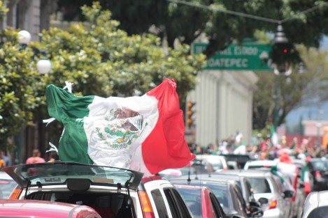 Xalapeños festejan en la plaza Lerdo el triunfo de la Selección Mexicana. 