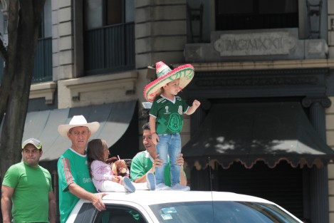 Xalapeños festejan en la plaza Lerdo el triunfo de la Selección Mexicana. 