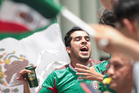 Xalapeños festejan en la plaza Lerdo el triunfo de la Selección Mexicana. 
