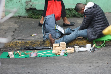 Ante la crisis económica la creatividad y el ingenio aflora. Un hombre ofrece en mercados de Xalapa soportes de madera para teléfono móvil. Desafortunadamente la mayoría de las personas son renuentes a apoyar estas iniciativas locales, y prefieren adquirir en grandes centros comerciales mercancía china, con logo internacional. 