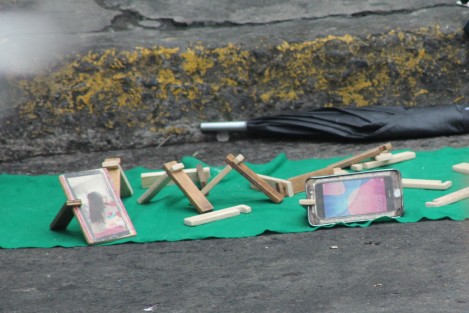 Ante la crisis económica la creatividad y el ingenio aflora. Un hombre ofrece en mercados de Xalapa soportes de madera para teléfono móvil. Desafortunadamente la mayoría de las personas son renuentes a apoyar estas iniciativas locales, y prefieren adquirir en grandes centros comerciales mercancía china, con logo internacional. 