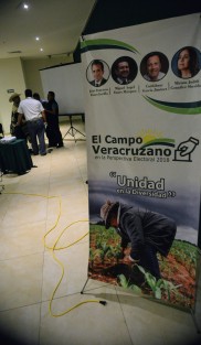 El candidato a la gubernatura del estado, Miguel Ángel Yunes Márquez, dejó plantados a los líderes de más de 90 organizaciones campesinas integradas en el CAP, pues les canceló de última hora, lo cual consideraron una falta de respeto. Yunes Márquez atiende este día sus asuntos en Boca del Río.