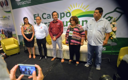 El candidato a la gubernatura de Veracruz por la colación Juntos Haremos Historia, Cuitláhuac García participó en el foro <em>El Campo Veracruzano es la Perspectiva Electoral 2018, Unidad en la Diversidad</em>, con representes del CAP, al cual arribó con hora y media de retardo, pero sí llegó. 