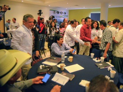 El candidato a la gubernatura de Veracruz por la colación Juntos Haremos Historia, Cuitláhuac García participó en el foro <em>El Campo Veracruzano es la Perspectiva Electoral 2018, Unidad en la Diversidad</em>, con representes del CAP, al cual arribó con hora y media de retardo, pero sí llegó. 