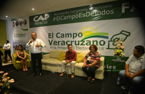 El candidato a la gubernatura de Veracruz por la colación Juntos Haremos Historia, Cuitláhuac García participó en el foro <em>El Campo Veracruzano es la Perspectiva Electoral 2018, Unidad en la Diversidad</em>, con representes del CAP, al cual arribó con hora y media de retardo, pero sí llegó. 