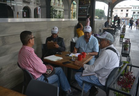 Integrantes de la Sociedad Xalapeña de Caricaturistas siguen promoviendo el voto en el centro de Xalapa, para lo cual realizan dibujos de las personas y las invitan a votar este primero de julio. 
