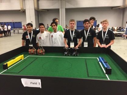 Mientras México centra su atención en los logros de los paisanos en Rusia, en otro lado del mundo, en Canadá, jóvenes xalapeños triunfan por marcador de 7 -4 ante los representantes de Estados Unidos en robótica en la categoría Soccer Lightweight de la RoboCup 2018 Montreal.  