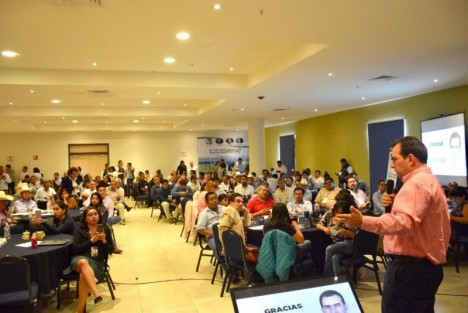 <em>No vengo a aprender la problemática del campo veracruzano; la he aprendido de ustedes desde distintas percepciones y perspectivas</em>, afirmó el candidato a Gobernador de la coalición Por un Veracruz Mejor, Pepe Yunes, durante el foro El Campo Veracruzano en la Perspectiva Electoral 2018, organizado por el Movimiento Campesino Veracruzano,