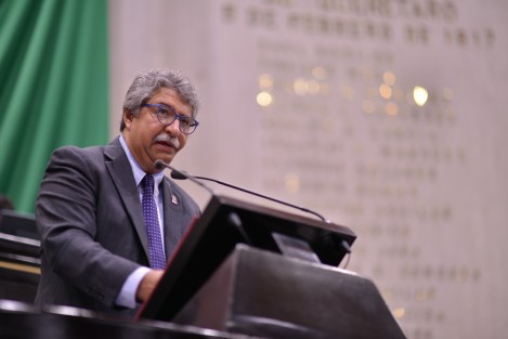 El diputado José Luis Enríquez Ambell presentó ante el Pleno del Congreso del Estado su iniciativa con proyecto de Ley de Bibliotecas para el Estado de Veracruz cuyo propósito será determinar la integración de la Red Estatal de Bibliotecas Públicas de la entidad y establecer la distribución y coordinación entre el Gobierno y los Municipios de la Entidad para el desarrollo de la función educativa y cultural que se lleva a cabo en estos centros.