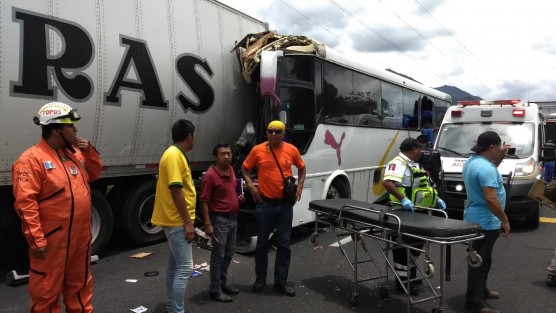 En el kilómetro 261 de la autopista Acatzingo - Camerino Z. Mendoza, se suscitó un accidente entre un autobús de turismo y un camión de paquetería, resultando lesionadas 15 personas. Los hechos se dieron en el carril de bajada, luego de que el autobús de turismo sufriera una avería en la manguera de aire.