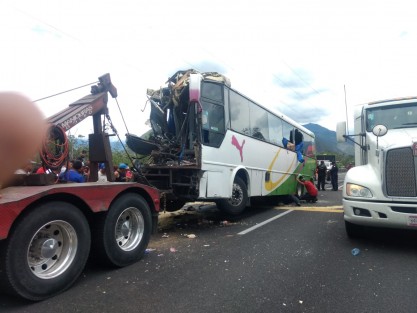 En el kilómetro 261 de la autopista Acatzingo - Camerino Z. Mendoza, se suscitó un accidente entre un autobús de turismo y un camión de paquetería, resultando lesionadas 15 personas. Los hechos se dieron en el carril de bajada, luego de que el autobús de turismo sufriera una avería en la manguera de aire.