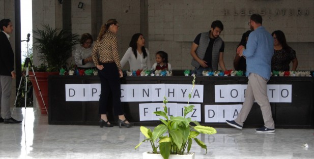 Pareciera que festejaban a la diputada Cinthya Lobato, pero no, era por lo del Día del Padre; lo curioso es que se vieron más madres. Regalaron plantitas y helados. Cuando un padre fue por sus obsequios, pues puras madres encontró formadas ahí.  