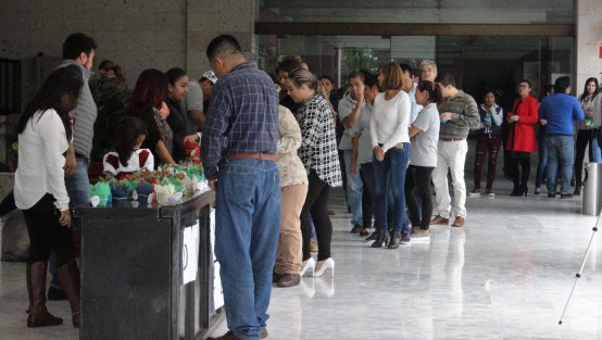 Pareciera que festejaban a la diputada Cinthya Lobato, pero no, era por lo del Día del Padre; lo curioso es que se vieron más madres. Regalaron plantitas y helados. Cuando un padre fue por sus obsequios, pues puras madres encontró formadas ahí.  