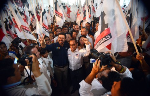 El candidato a la gubernatura por el PAN, Miguel Ángel Yunes Márquez, resucitó al ex candidato a todos los cargos y  dirigente de   Cardenista, Antonio Luna en un evento masivo en el salón Bazar de esta ciudad, el cual lució lleno de invitados especiales de varios municipios.  
