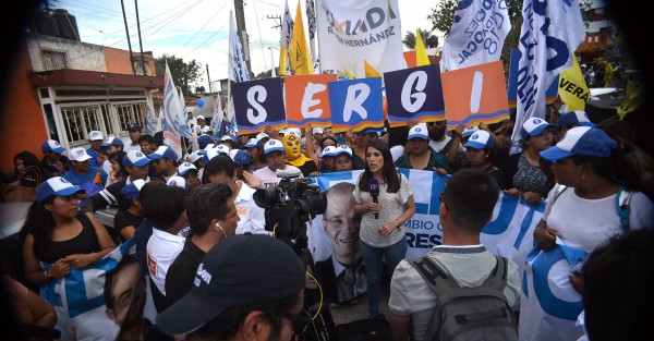 Con una pésima organización, entre empujones y con un retraso de hora y media, seguidores de Sergio Hernández en su mayoría, recibieron a el candidato a la presidencia Ricardo Anaya.