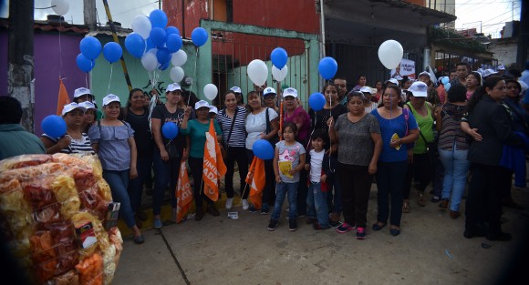 Con una pésima organización, entre empujones y con un retraso de hora y media, seguidores de Sergio Hernández en su mayoría, recibieron a el candidato a la presidencia Ricardo Anaya.