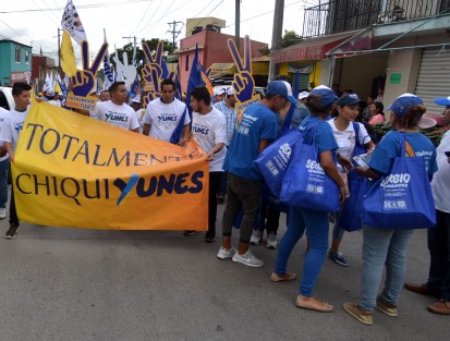 A cada uno se le entregó su ya acustambrado kit de gorra, playera, bolsa y bandera para aguantar la espera.