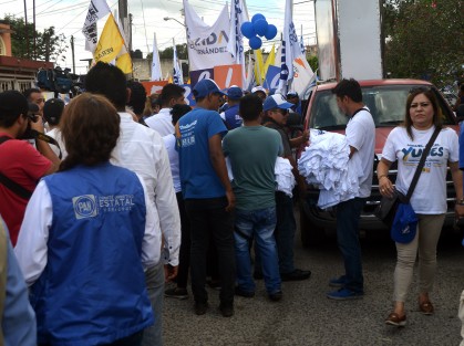 A cada uno se le entregó su ya acustambrado kit de gorra, playera, bolsa y bandera para aguantar la espera.