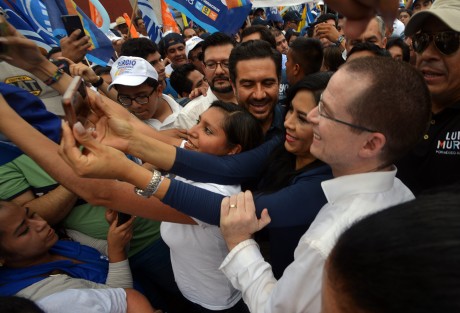 Con una pésima organización, entre empujones y con un retraso de hora y media, seguidores de Sergio Hernández en su mayoría, recibieron a el candidato a la presidencia Ricardo Anaya.