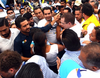 Con una pésima organización, entre empujones y con un retraso de hora y media, seguidores de Sergio Hernández en su mayoría, recibieron a el candidato a la presidencia Ricardo Anaya.