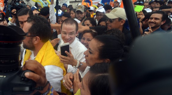 Con una pésima organización, entre empujones y con un retraso de hora y media, seguidores de Sergio Hernández en su mayoría, recibieron a el candidato a la presidencia Ricardo Anaya.