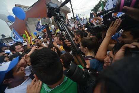 Con una pésima organización, entre empujones y con un retraso de hora y media, seguidores de Sergio Hernández en su mayoría, recibieron a el candidato a la presidencia Ricardo Anaya.