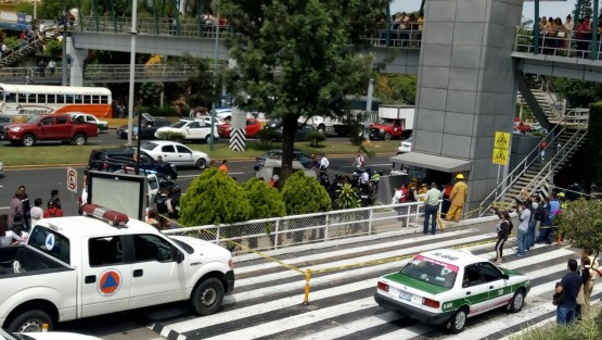 Un niño de 5 años murió al caer en el elevador del puente peatonal de Plaza Américas en Xalapa. Otro menor de 10 años que lo acompañaba, resultó con lesiones y crisis nerviosa. Jugaban en el lugar, en donde habitualmente pedían dinero, a decir de testigos.  