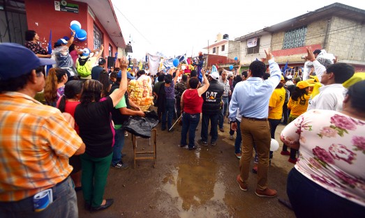 En la colonia  Floresta de la ciudad de Xalapa militantes de panistas  algunos perredistas y uno que otro de moviento ciudadano esperaron en un parque a el candidato a la presidencia de la coalicion por Mexico al frente Ricardo Anaya  y la gubernatura Miguel Angel Yunes Marquez a si como candidatos locales.