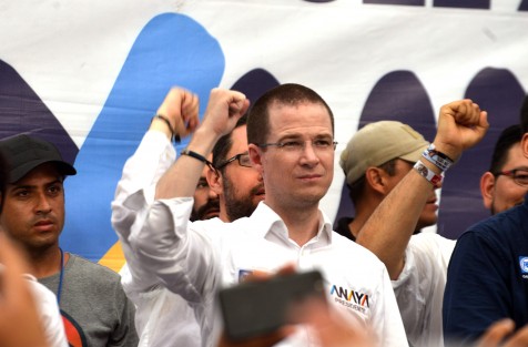 En la colonia  Floresta de la ciudad de Xalapa militantes de panistas  algunos perredistas y uno que otro de moviento ciudadano esperaron en un parque a el candidato a la presidencia de la coalicion por Mexico al frente Ricardo Anaya  y la gubernatura Miguel Angel Yunes Marquez a si como candidatos locales.