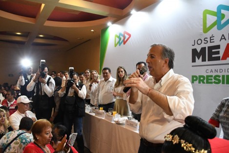 El candidato presidencial, José Antonio Meade Kuribeña, sostuvoen Boca del Río una reunión con liderazgos del PRI. Meade Kuribeña estuvo acompañado por José Francisco Yunes Zorrilla, candidato a la gubernatura.