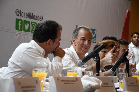 El candidato presidencial, José Antonio Meade Kuribeña, sostuvoen Boca del Río una reunión con liderazgos del PRI. Meade Kuribeña estuvo acompañado por José Francisco Yunes Zorrilla, candidato a la gubernatura. 
