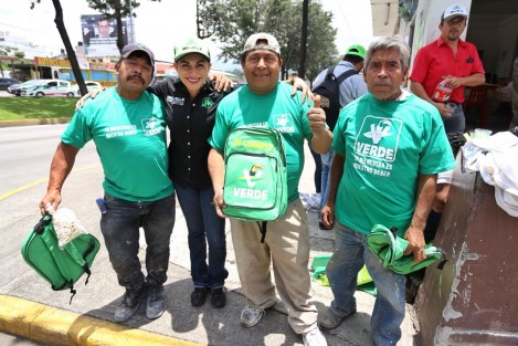  En Xalapa, ya estamos cansados la gente quiere hechos y resultados nos dijeron que la ciudad iba a florecer y ha pasado todo lo contrario, afirmó la candidata a la diputación local por el distrito X de Xalapa Urbano, Michelle Servin González. 