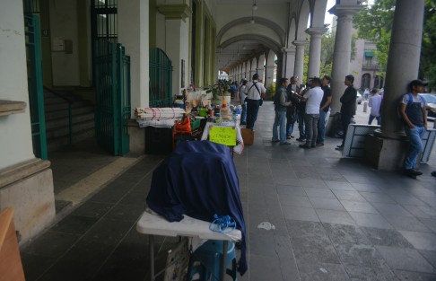 Comerciantes que estaban instalados en la entreda del Palacio Municipal, por fin se retiran luego de estar más de un mes en este lugar. Uno de sus líderes explicó que por fin las autoridades accedieron a instalar una mesa de diálogo.
