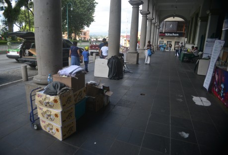 Comerciantes que estaban instalados en la entreda del Palacio Municipal, por fin se retiran luego de estar más de un mes en este lugar. Uno de sus líderes explicó que por fin las autoridades accedieron a instalar una mesa de diálogo.