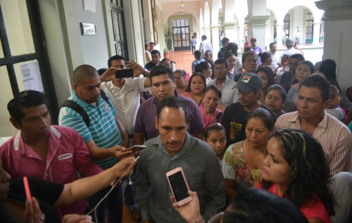 Vecinos de la colonia Moctezuma llegaron hasta la oficina del Regidor Rafael Pérez Sánchez para reclamarle el paro de una obra de introducion de agua para dicha colonia; acusan que sólo favorece a algunos.   