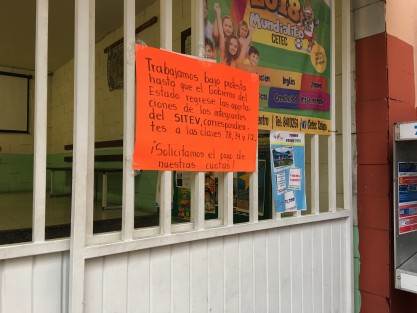 Mientras el Gobernador, el Secretario de Gobierno y demás acompañantes se encuentran en Texas, E.U., maestros en Xalapa piden al Gobierno del Estado les paguen adeudos por  cuotas.  