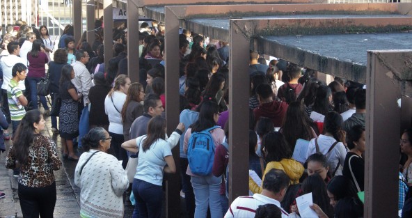 Este jueves cientos de jóvenes presentaron  el examen de admisión para la Escuela Normal Veracruzana.  