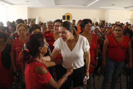 La senadora Hilda Flores Escalera y Anilú Ingram Vallines, presidieron en Veracruz, Ver., el foro de mujeres del ONMPRI. Al evento asistió el candidato a la gubernatura de Veracruz, José Yunes Zorrilla.