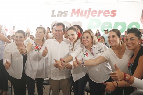 La senadora Hilda Flores Escalera y Anilú Ingram Vallines, presidieron en Veracruz, Ver., el foro de mujeres del ONMPRI. Al evento asistió el candidato a la gubernatura de Veracruz, José Yunes Zorrilla.
