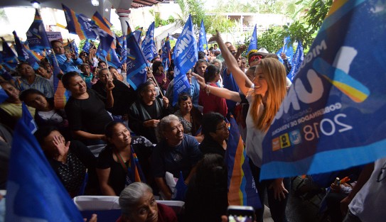 La señora Paty Lobeira  se reunió con Mara Chama Villa, una representante de las mujeres de Teocelo en acción, a quienes les compartió varias de las propuestas de su esposo Miguel Ángel Yunes Márquez; le acompañan Rosario Quirasco Piña, candidata a diputada por el distrito XII Coatepec, por la coalición PAN-PRD-MC y otras.  distinguidas personalidades.