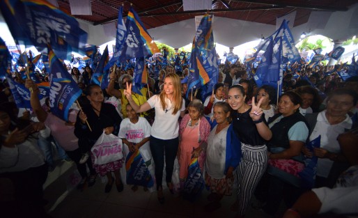 La señora Paty Lobeira se reunió con Mara Chama Villa, una representante de las mujeres de Teocelo en acción, a quienes les compartió varias de las propuestas de su esposo Miguel Ángel Yunes Márquez; le acompañan Rosario Quirasco Piña, candidata a diputada por el distrito XII Coatepec, por la coalición PAN-PRD-MC y otras. distinguidas personalidades.